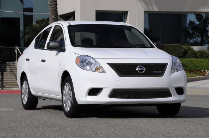 T-Rex - Nissan Versa T-Rex Upper Class Polished Mesh Grille with OE Logo - All Black - 51775